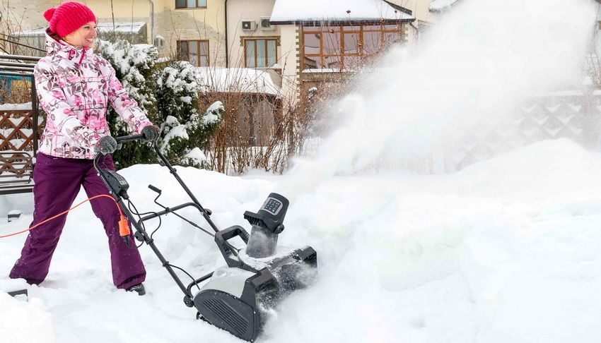 Snehové frézy s motorovým pohonom sú vhodné na čistenie malých vonkajších plôch
