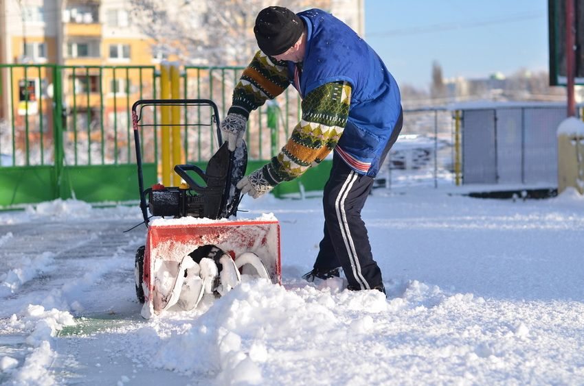 Do usuwania śniegu na małym obszarze nie należy wybierać potężnego urządzenia wielofunkcyjnego.