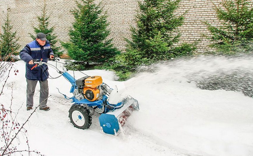 สิ่งที่แนบมาในการกำจัดหิมะสำหรับรถไถเดินตาม Neva สามารถทำได้โดยอิสระหรือซื้อสำเร็จรูป