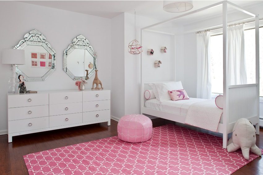 Covorul roz roz și puful se evidențiază efectiv pe pereții albi