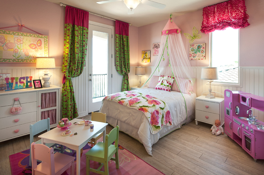 Dormitorul copilului este decorat în stilul unui regat de zână