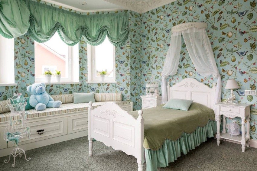 Dormitorul fetei frumos decorat în culori verzi
