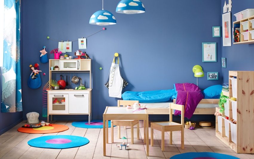 Pereți albastru strălucitor în designul camerei pentru copii