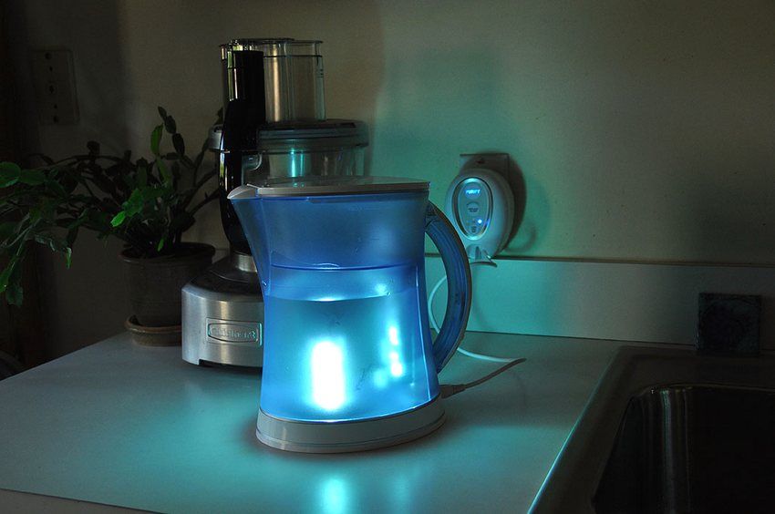 Filtar za vodu s ugrađenom UV lampom