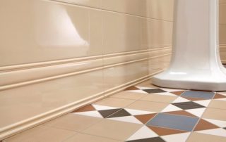 Kylpyhuoneen jalkalista: yleiskatsaus lattia- ja kattomalleihin