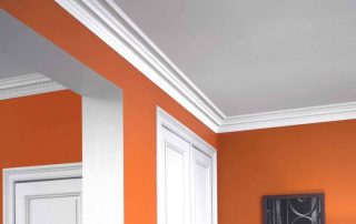 Plinthe de plafond en polyuréthane: encadrement pratique et décoratif