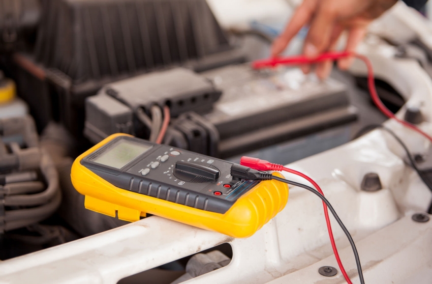 Akumulator u automobilu možete provjeriti multimetrom i kada motor radi i kada motor ne radi.