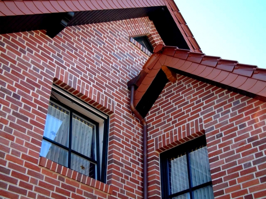 Many owners of private houses confirm the convenience of installing panels with clinker tiles.
