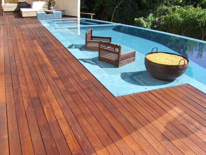 Dye Premium Woodflex marque Drevoplast a un haut niveau de propriétés hydrophobes, il est donc recommandé de l'utiliser pour les terrasses extérieures