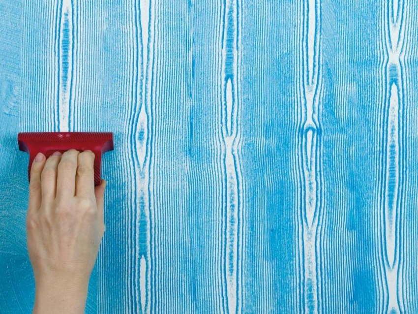 En utilisant un moule spécial pour ajouter de la texture à la peinture, vous pouvez obtenir une belle finition avec un motif de planche naturel