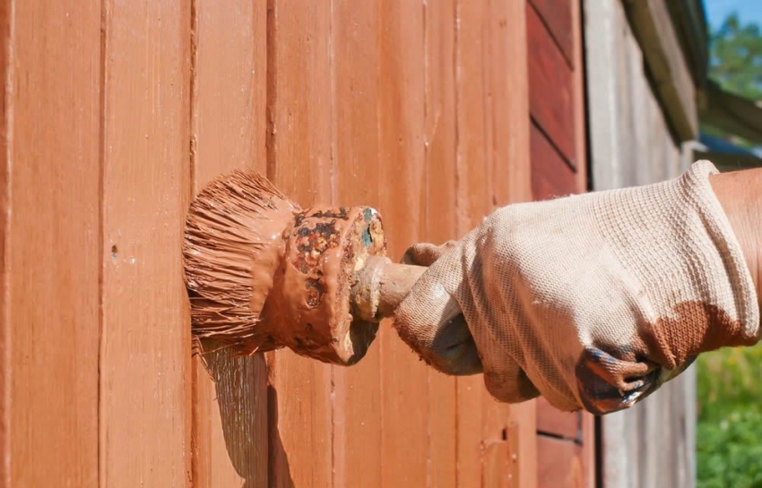 La peinture caoutchouc pour bois a un seuil élevé de résistance aux dommages mécaniques, il est donc recommandé de l'utiliser pour les bâtiments agricoles