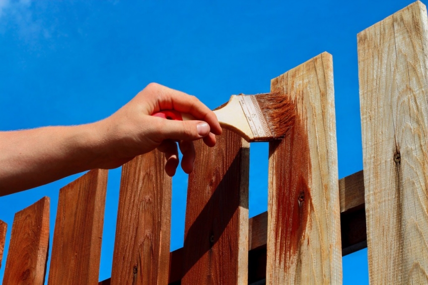 Avant de décider avec quelle peinture peindre la clôture, vous devez vous familiariser avec toutes les propriétés de la composition