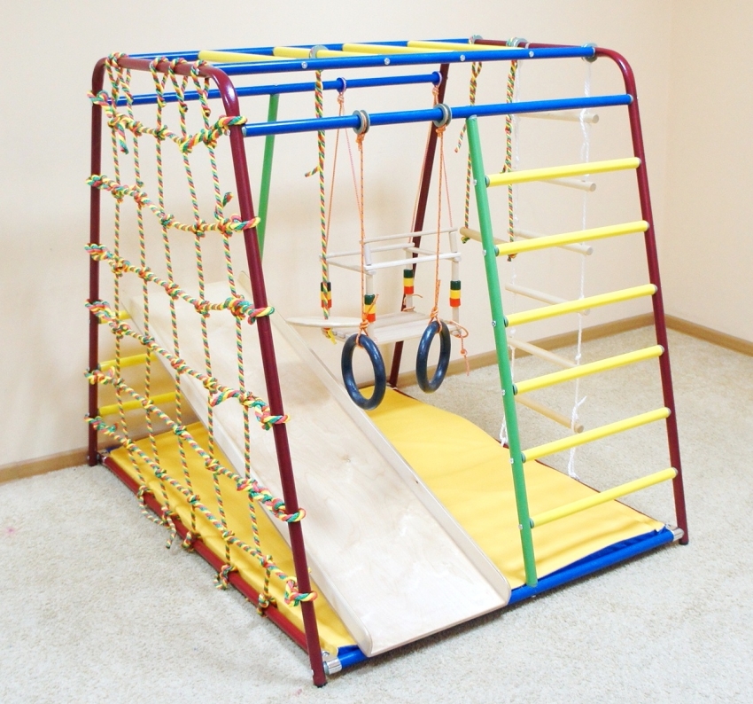 Metalni dječji sportski kompleks Vertical dizajniran je za malu djecu do 3 godine i ne zahtijeva pričvršćivanje na zid i pod