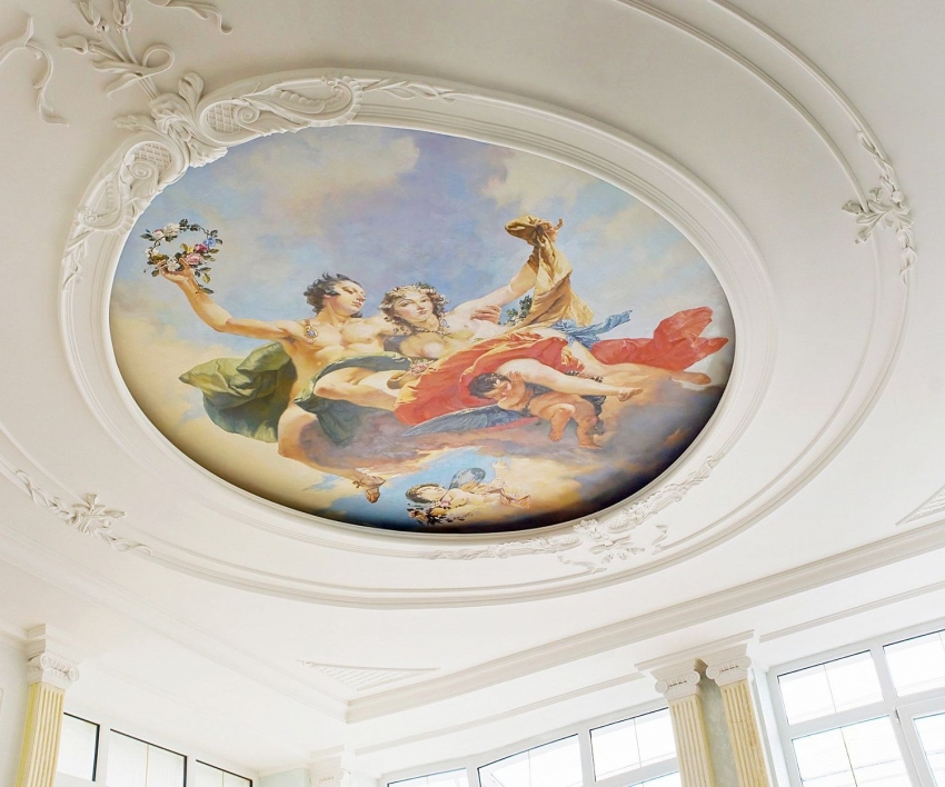 Picturile murale pot fi folosite pentru a decora nu numai pereții, ci și tavanele