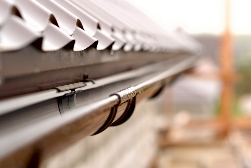 משקלם הקל של מרזבי הפלסטיק מפחית את העומס על הגג