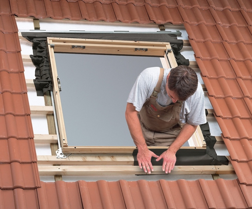 התקנה ובידוד של חלון הגג צריך להתבצע על פי ההוראות על מנת למנוע עיבוי ומראה לחות בתוך החדר.