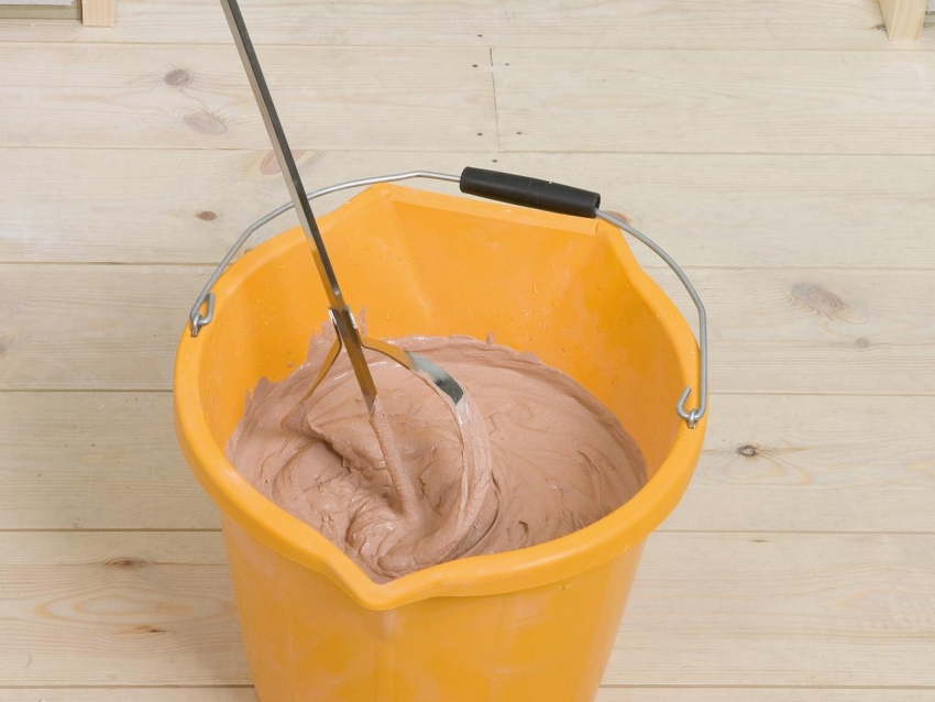 When preparing a mixture for plaster, you can add color, but in this case it is necessary to correctly calculate the required amount for finishing the entire surface
