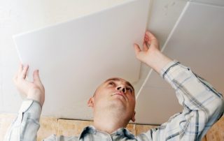 Comment coller correctement les carreaux de plafond: caractéristiques de la création d'un plafond inhabituel