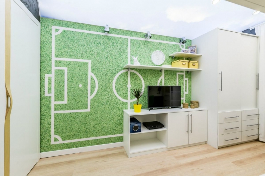 With the help of anti-stencil and liquid wallpaper, you can creatively decorate the interior of a children's room