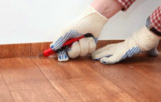 Cara meletakkan linoleum: peraturan untuk memotong dan meletakkan lantai