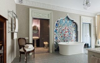 Ceramic tiles in the bathroom: design of modern finishes