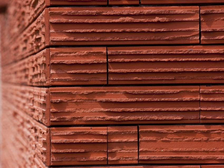 La col·lecció de clinker Baksteen 051-Cedarwood de Daas Baksteen presenta una textura original que imita l’escorça de cedre