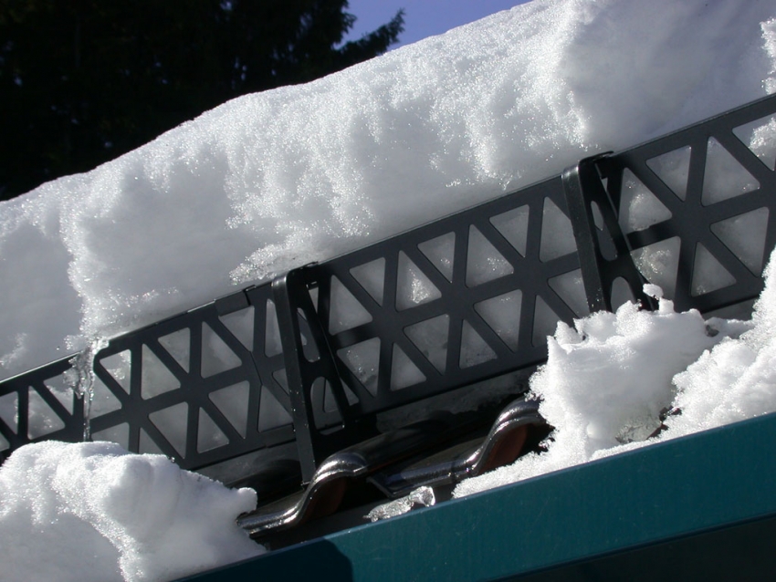 Gitter sneholdere betragtes som en af ​​de bedste muligheder for metal tagdækning