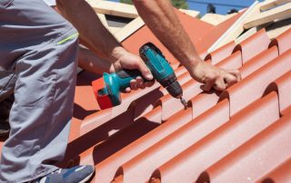 Lắp đặt ngói kim loại: hướng dẫn từng bước để tự hoàn thiện mái nhà