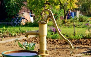 Vandforsyning til et privat hus fra en brønd: kommunikationsordning