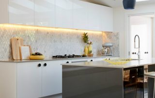 LED-valaistus keittiöön kaappien alla: valinnan ja asennuksen ominaisuudet
