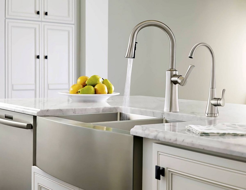 For a small kitchen, a compact but roomy sink is suitable.