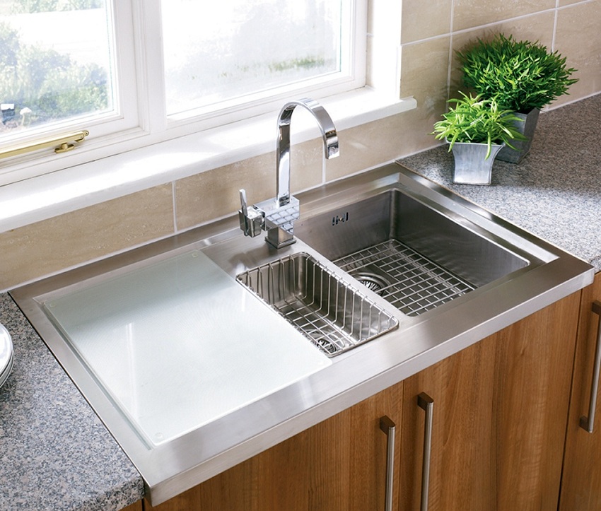 The kitchen sink can be completed with various additional accessories