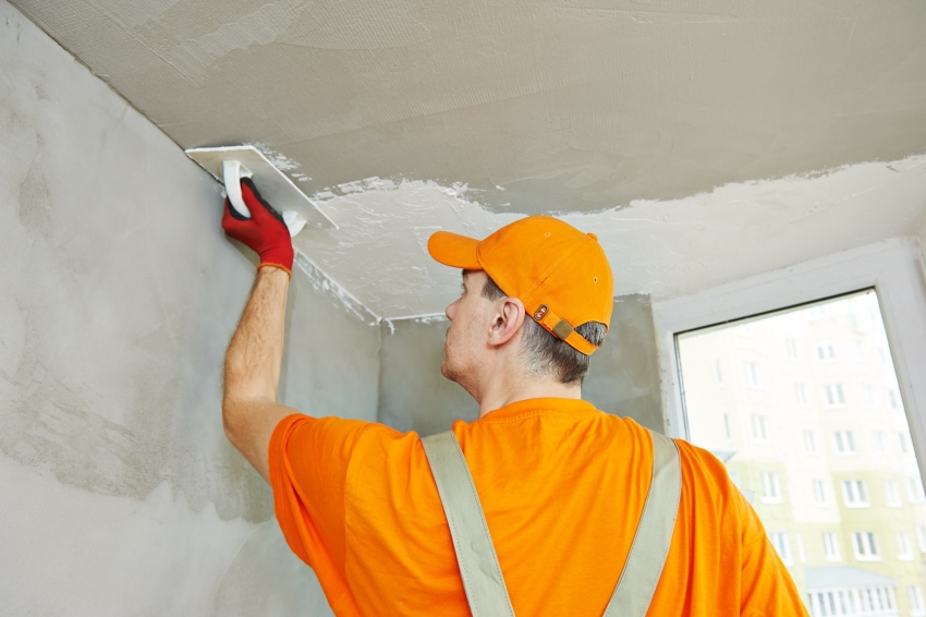 Putning af vægge involverer påføring af en speciel blanding efterfulgt af grunding og gips for at fjerne overfladens uregelmæssigheder