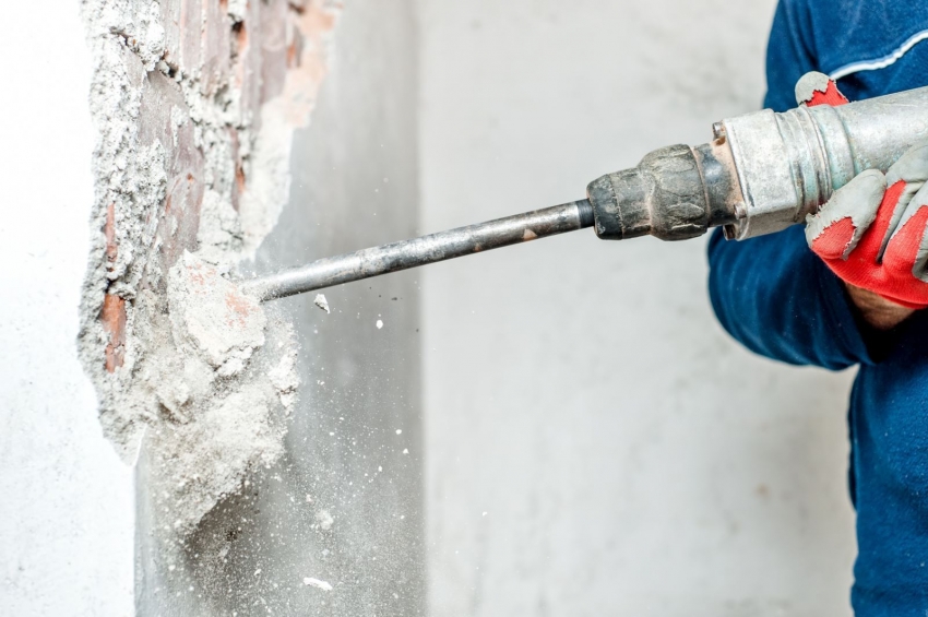 Afmonteringsarbejder under større reparationer inkluderer fjernelse af alle lag af loft, væg og gulvbelægning