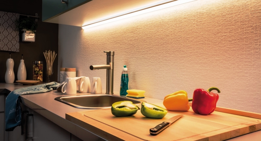 Važna prednost LED pozadinskog osvjetljenja je njegova trajnost, kuhinjska traka može raditi 14 ili više godina.