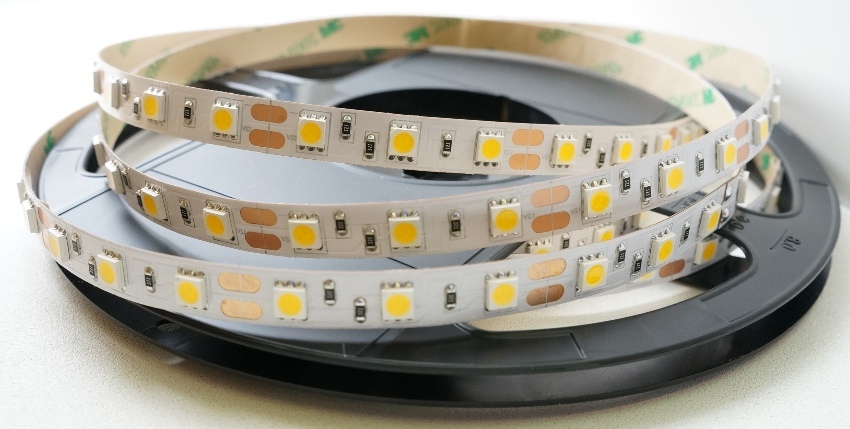LED su posebni poluvodiči koji emitiraju svjetlost kad kroz njih prolazi električna energija.