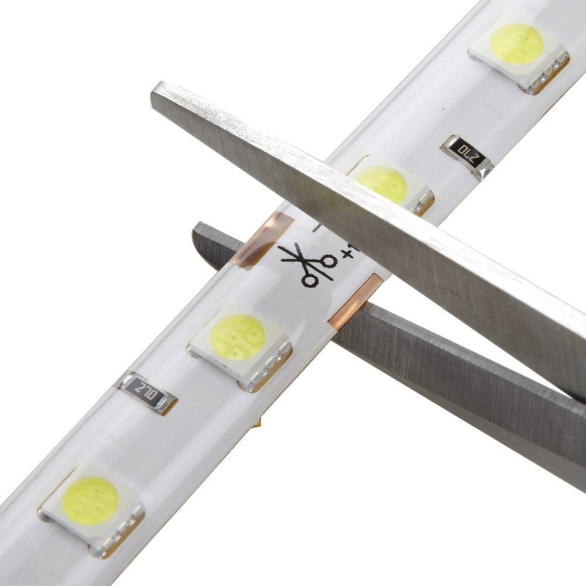 Najprikladnije je izrezati LED traku škarama, jer podloga i bakreni putovi na njoj imaju malu debljinu
