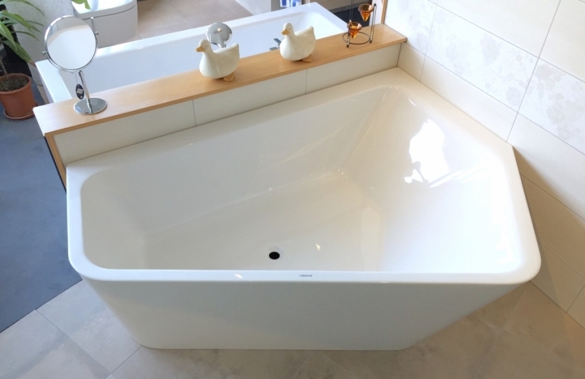 In the domestic market of acrylic bathtubs, you can find interesting models of both standard and asymmetric or angular shapes.