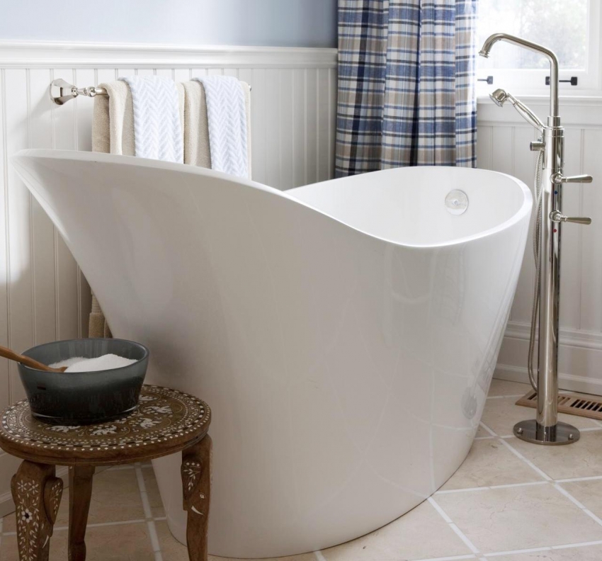 Deep bowls of acrylic bathtubs are gaining special popularity recently, thanks to an interesting and non-standard shape that can decorate any interior