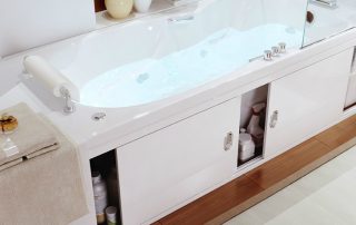 Sliding bath screen: the best solution for a small bathroom