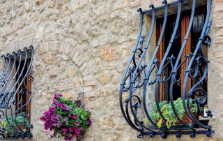 Smedejernrist på vinduerne: dekoration og pålidelig beskyttelse af huset