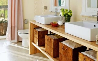 Aigüera amb un lavabo al bany: un element còmode i funcional de l’habitació