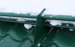 Uchwyty na śnieg na dachu: klasyfikacja, zastosowanie i cechy instalacji