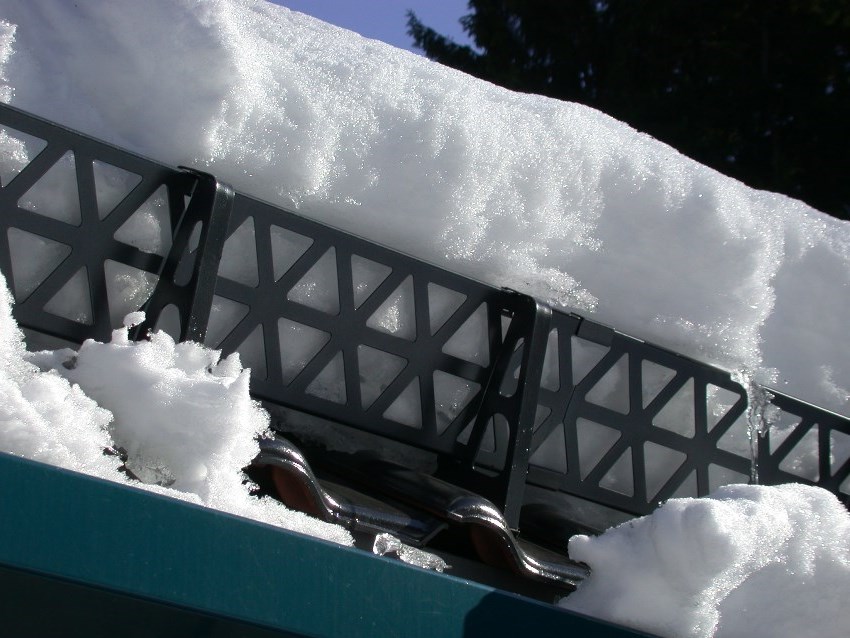 מחזיקי שלג סריג עשויים פלדה מגולוונת ומצופים בהרכב צבע מגן, המאפשר לכם לבחור את המבנה שיתאים לגג