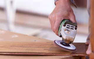 צחצוח עץ DIY: כיצד ליישן עץ באופן מלאכותי