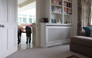 Skrin radiator: elemen pelindung dan hiasan di dalam bilik
