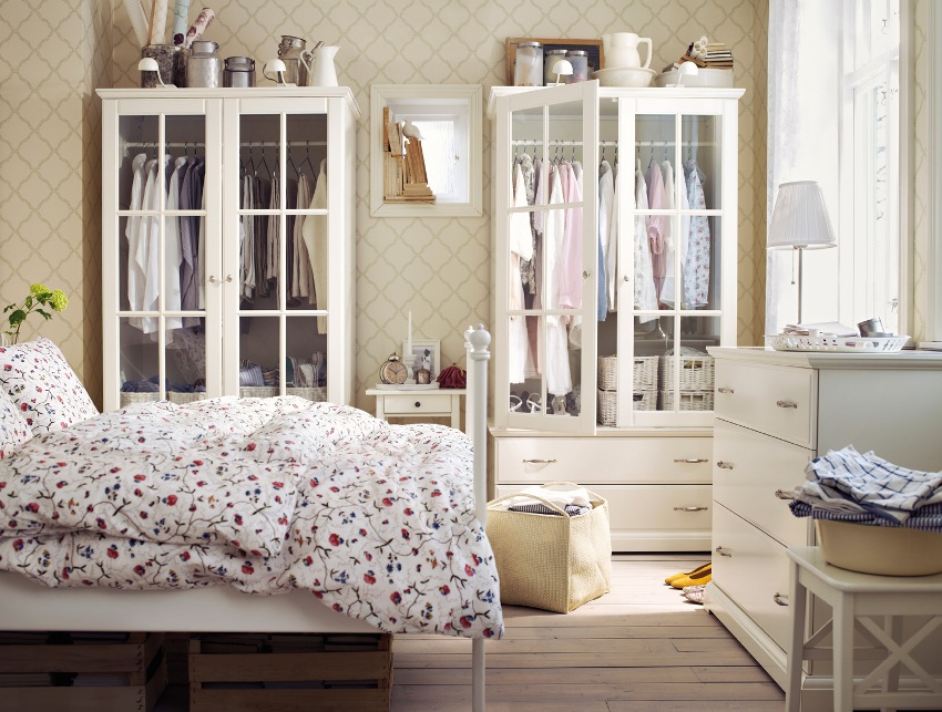 Un dormitor cu tapet în stil Provence ar trebui să radieze căldură, liniște și liniște