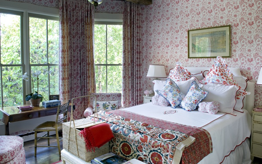 Tapetul în stil Provence poate fi asortat cu mobilier tapițat, perne decorative sau cuverturi de pat
