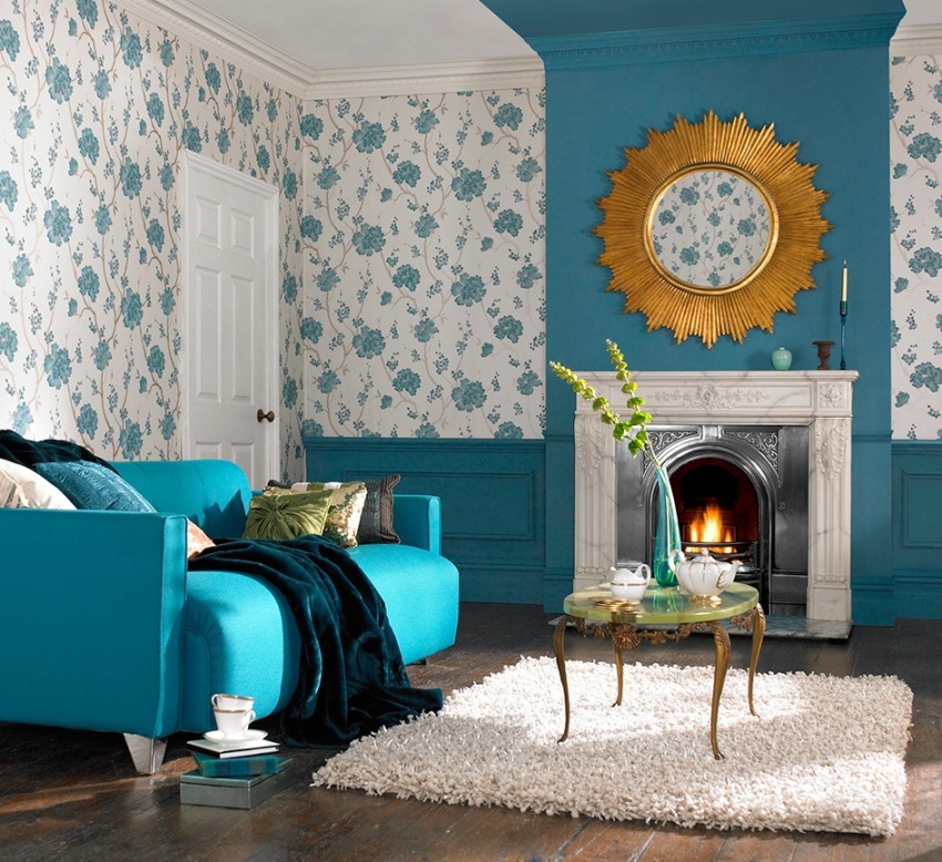 Tapetul în stil Provence poate fi ușor combinat cu culori simple, obținând în același timp un design interior original pentru camera de zi