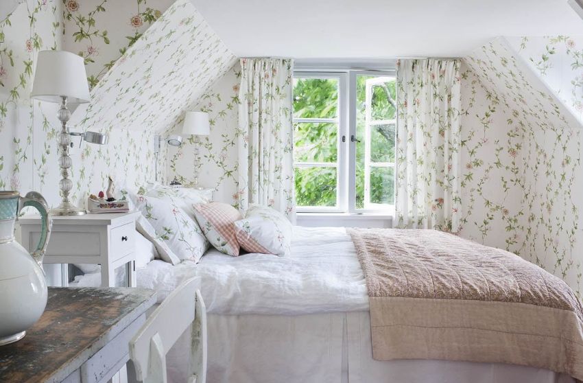 Aproape toate tapetele cu tematică Provence sunt potrivite pentru decorarea unui dormitor.